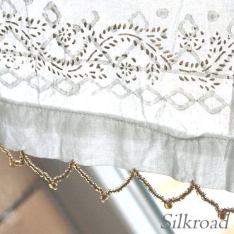 Vorhang • Weiss mit Golddruck